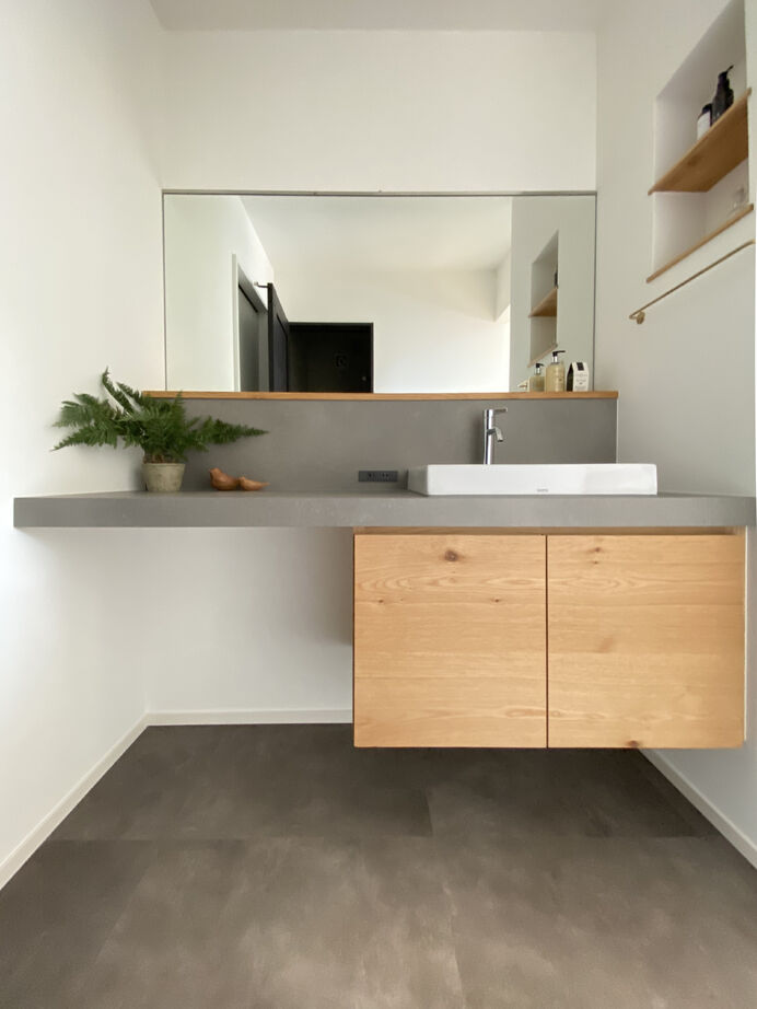 イワキ 【間取り図有/4LDK/吹抜け/II型キッチン】木目×グレーのシンプルな住まいの建築実例画像5