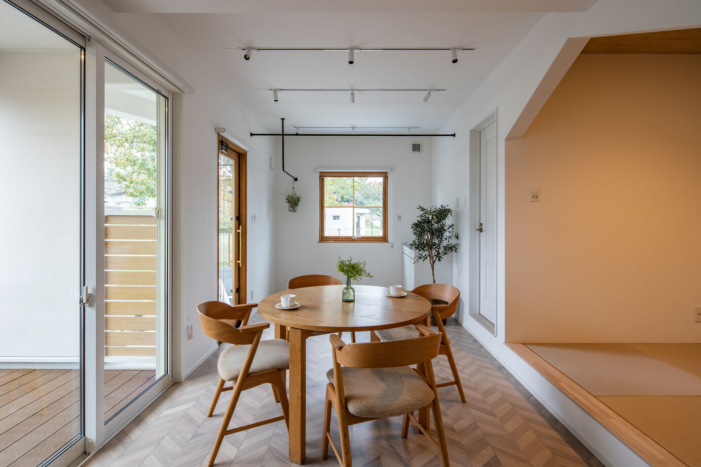 イワキ 【間取り図有/店舗併用住宅/3階建て】30坪の狭小地に建つ3F建ての店舗併用住宅の建築実例画像2