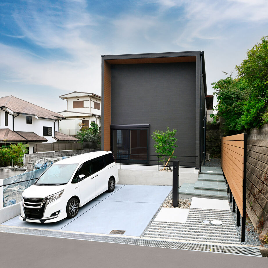 泉北ホーム 【2000万円台/間取り図有】モノトーン×木目の洗練された空間デザインが心地いい、くつろぎの住まいの建築実例画像