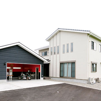 熊澤工務店 【総額3200万円台×42坪｜間取り図有】コストを抑えて叶った、2台分ガレージ付の趣味を楽しむ快適な住まいの建築実例画像