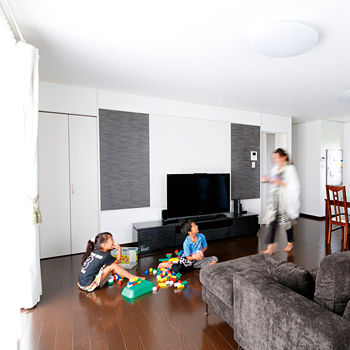 熊澤工務店 【総額3200万円台×42坪｜間取り図有】コストを抑えて叶った、2台分ガレージ付の趣味を楽しむ快適な住まいの建築実例画像3