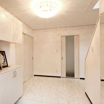 熊澤工務店 【総額3200万円台×42坪｜間取り図有】コストを抑えて叶った、2台分ガレージ付の趣味を楽しむ快適な住まいの建築実例画像4