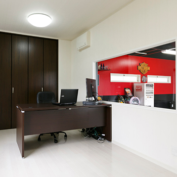 熊澤工務店 【総額3200万円台×42坪｜間取り図有】コストを抑えて叶った、2台分ガレージ付の趣味を楽しむ快適な住まいの建築実例画像5