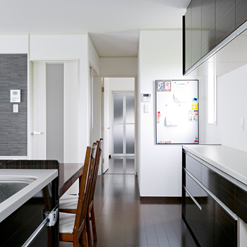 熊澤工務店 【総額3200万円台×42坪｜間取り図有】コストを抑えて叶った、2台分ガレージ付の趣味を楽しむ快適な住まいの建築実例画像6