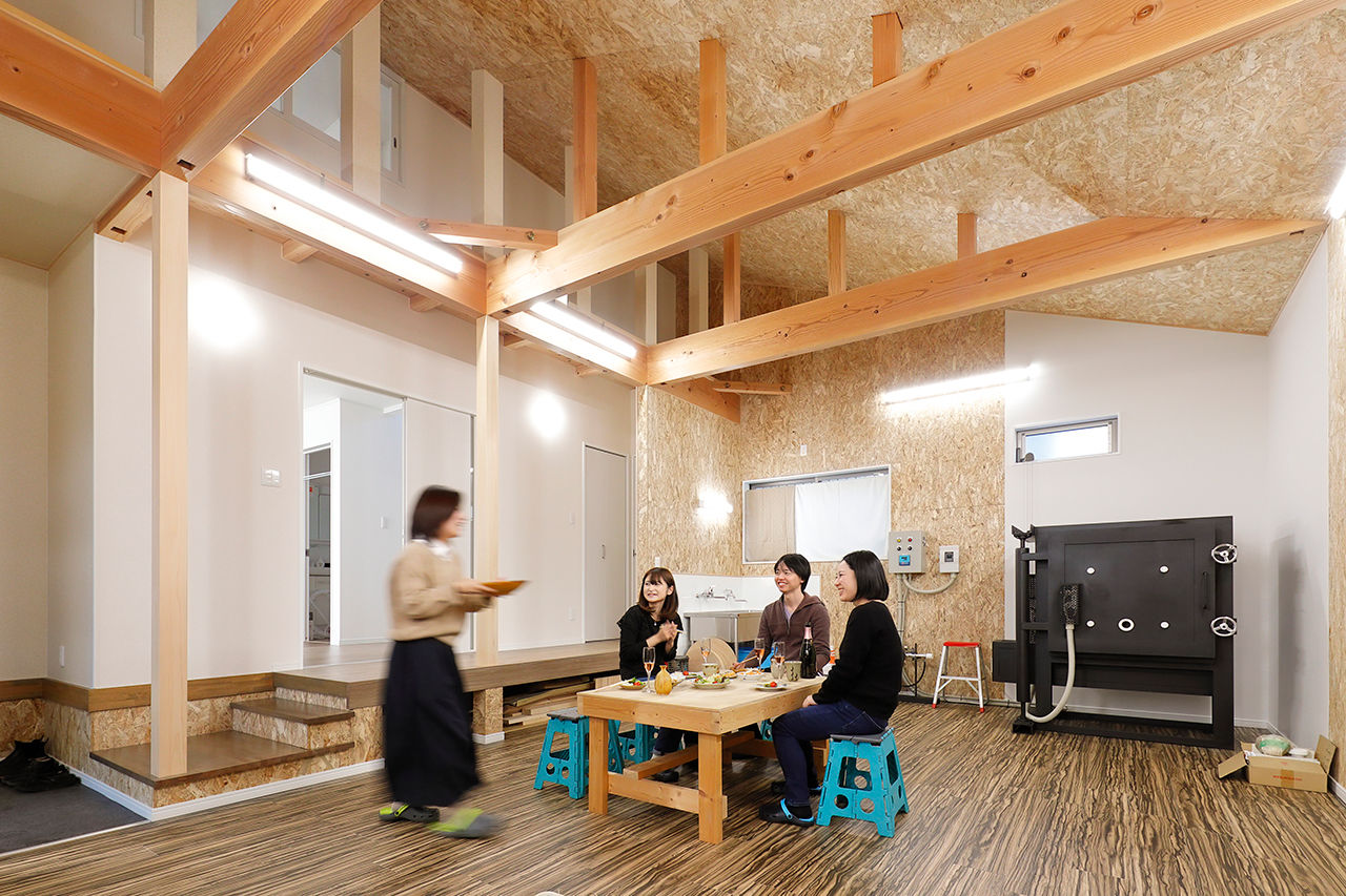 熊澤工務店 【総額2100万円×28坪】吹き抜け大空間の陶芸用「アトリエ」が主役！暮らしと趣味が同居する住まいの建築実例画像2