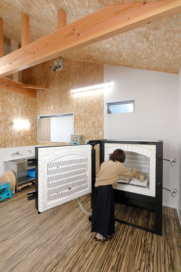 熊澤工務店 【総額2100万円×28坪】吹き抜け大空間の陶芸用「アトリエ」が主役！暮らしと趣味が同居する住まいの建築実例画像3