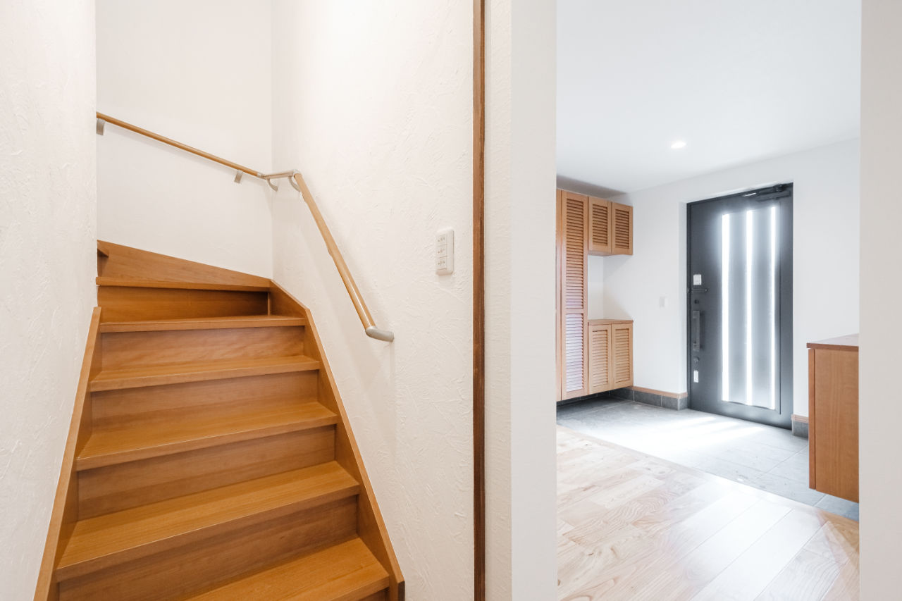 カネトシ工務店 【札幌市/ビルトインガレージ/収納充実/間取り図有】家事動線と自然素材で快適な暮らしが叶う二世帯住宅の建築実例画像2