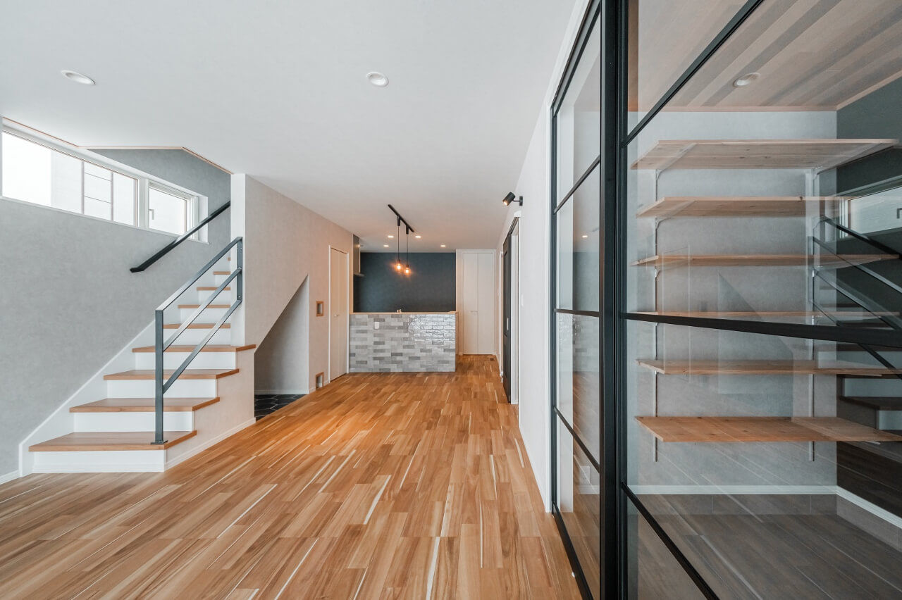 カネトシ工務店 【札幌市/2000万円台/ペットとの暮らし/間取り図有】ヴィンテージ調のインテリアが映える,土間収納のある家の建築実例画像2