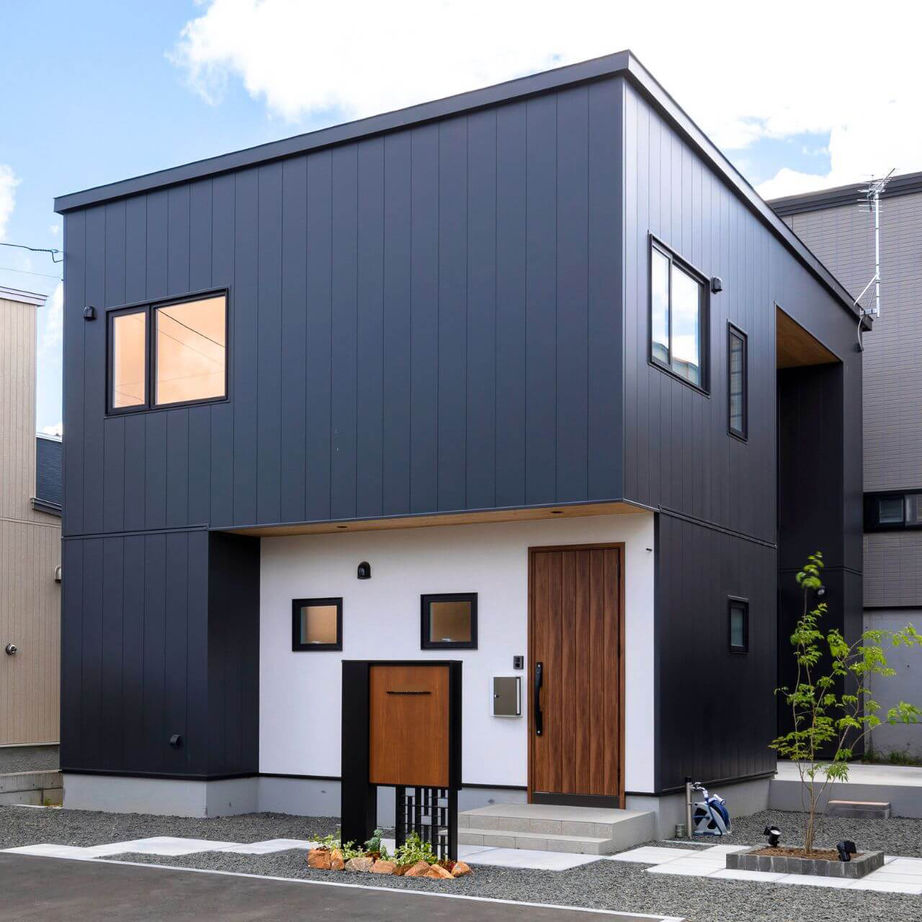 カネトシ工務店 【札幌市/2000万円台/吹き抜け/間取り図有】大開口＆リビング階段の開放感あふれるLDKのある住まいの建築実例画像2