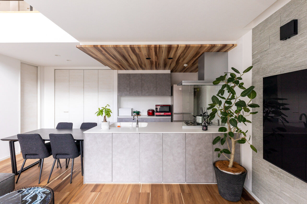 カネトシ工務店 【札幌市/2000万円台/吹き抜け/間取り図有】大開口＆リビング階段の開放感あふれるLDKのある住まいの建築実例画像3