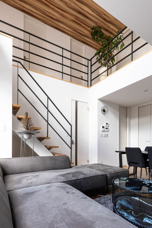 カネトシ工務店 【札幌市/2000万円台/吹き抜け/間取り図有】大開口＆リビング階段の開放感あふれるLDKのある住まいの建築実例画像4