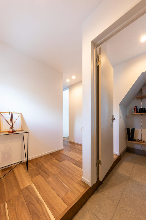 カネトシ工務店 【札幌市/2000万円台/吹き抜け/間取り図有】大開口＆リビング階段の開放感あふれるLDKのある住まいの建築実例画像5