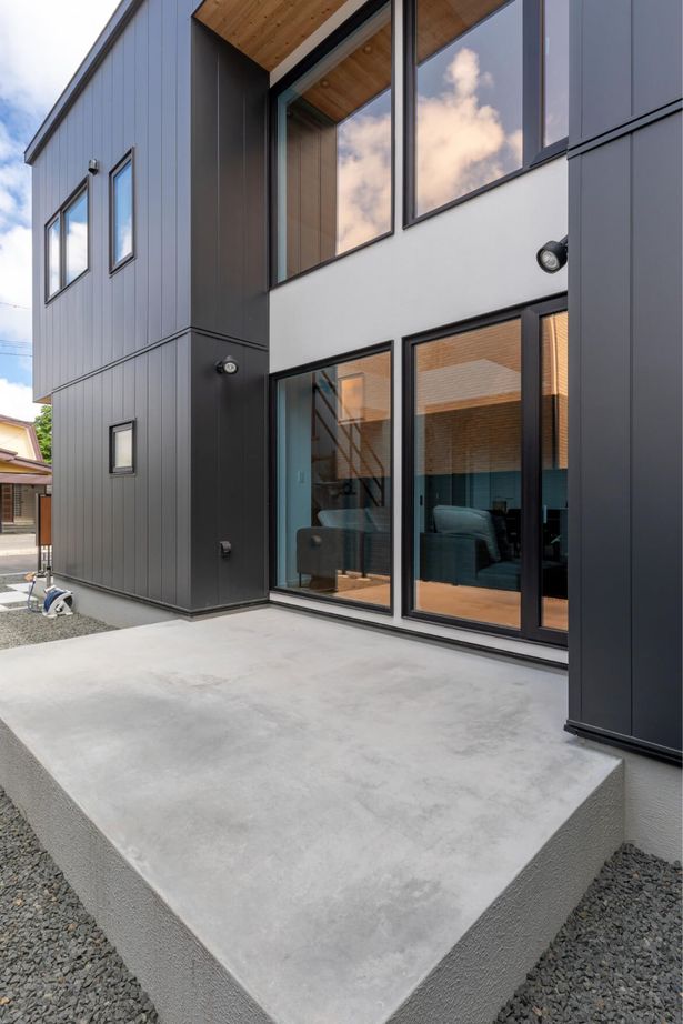 カネトシ工務店 【札幌市/2000万円台/吹き抜け/間取り図有】大開口＆リビング階段の開放感あふれるLDKのある住まいの建築実例画像7