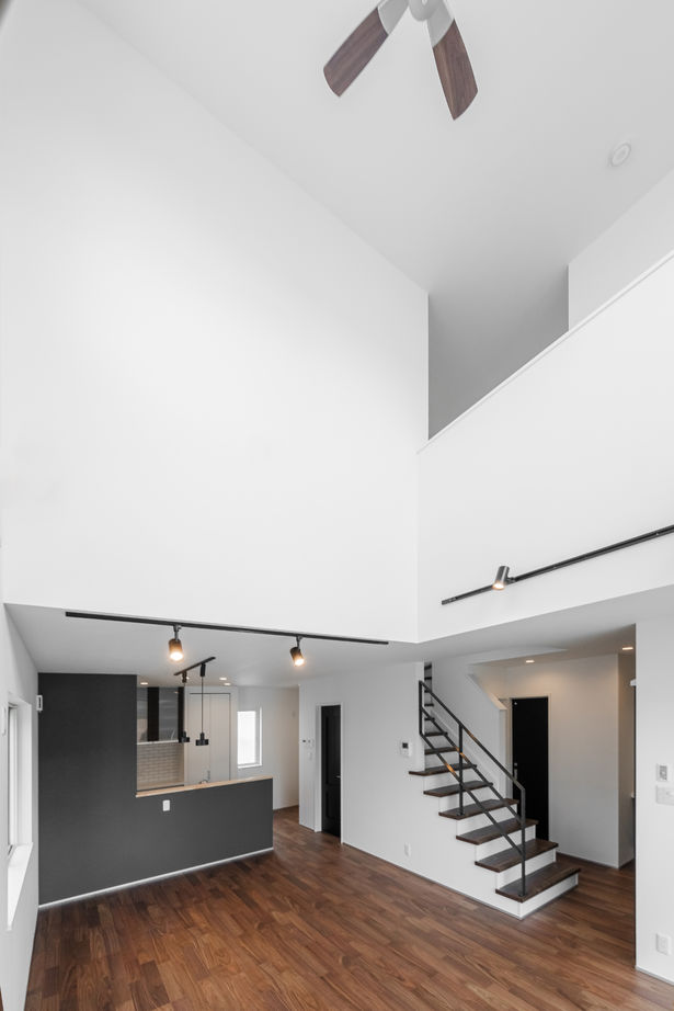 カネトシ工務店 【札幌市/2000万円台/床暖房/吹き抜け】シンプルモダンな内観。高断熱・高気密によってエアコン1台で快適にの建築実例画像2