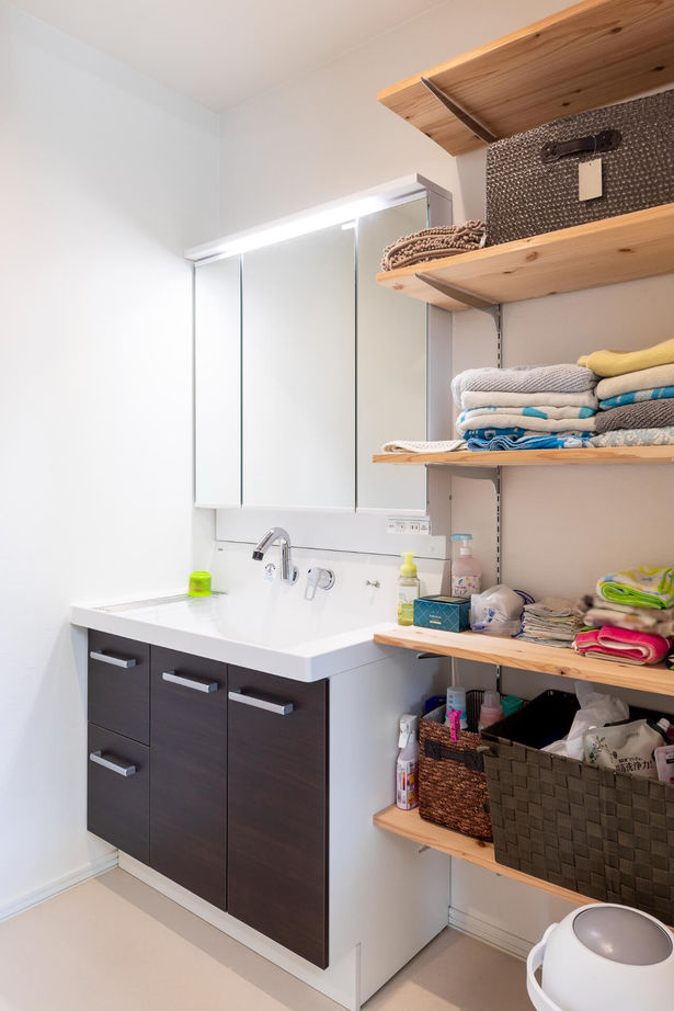 カネトシ工務店 【札幌市/二世帯住宅/家事スペース/収納充実】こだわりを詰め込んだ3階建の二世帯住宅×ビルトインガレージの建築実例画像6