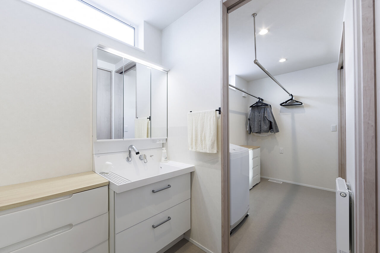 カネトシ工務店 【2097万円/間取図有/ランドリースペース/収納充実】暮らしやすい家事ラク動線。スタイリッシュな吹抜LDの建築実例画像9