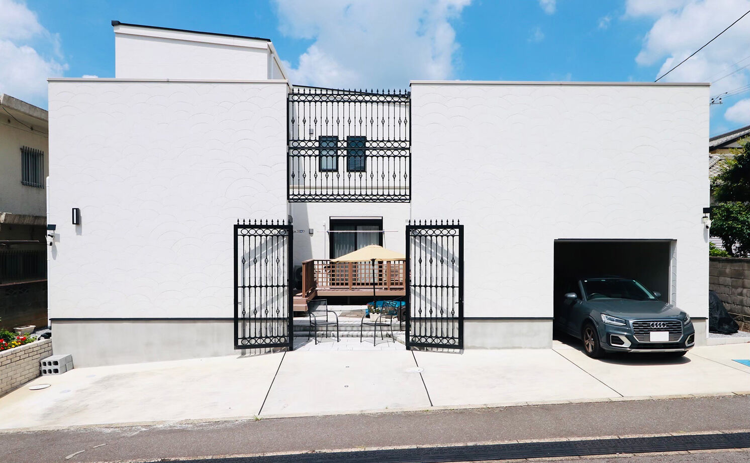 一級建築士事務所 JTM商事 【中庭／ビルトインガレージ／門扉／二世帯住宅】おうち時間充実！中庭のあるリゾート空間を日常への建築実例画像