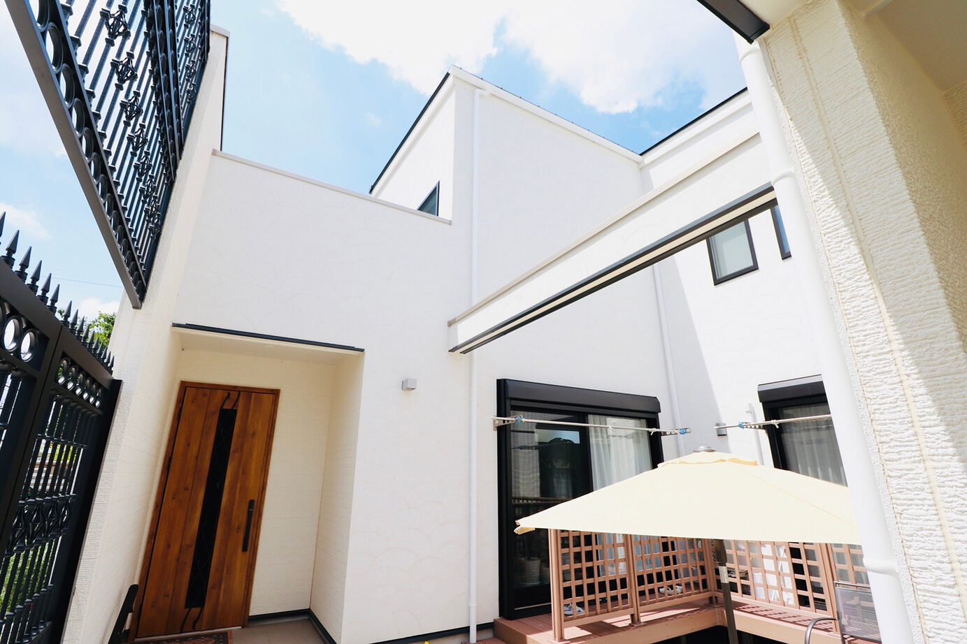 一級建築士事務所 JTM商事 【中庭／ビルトインガレージ／門扉／二世帯住宅】おうち時間充実！中庭のあるリゾート空間を日常への建築実例画像2