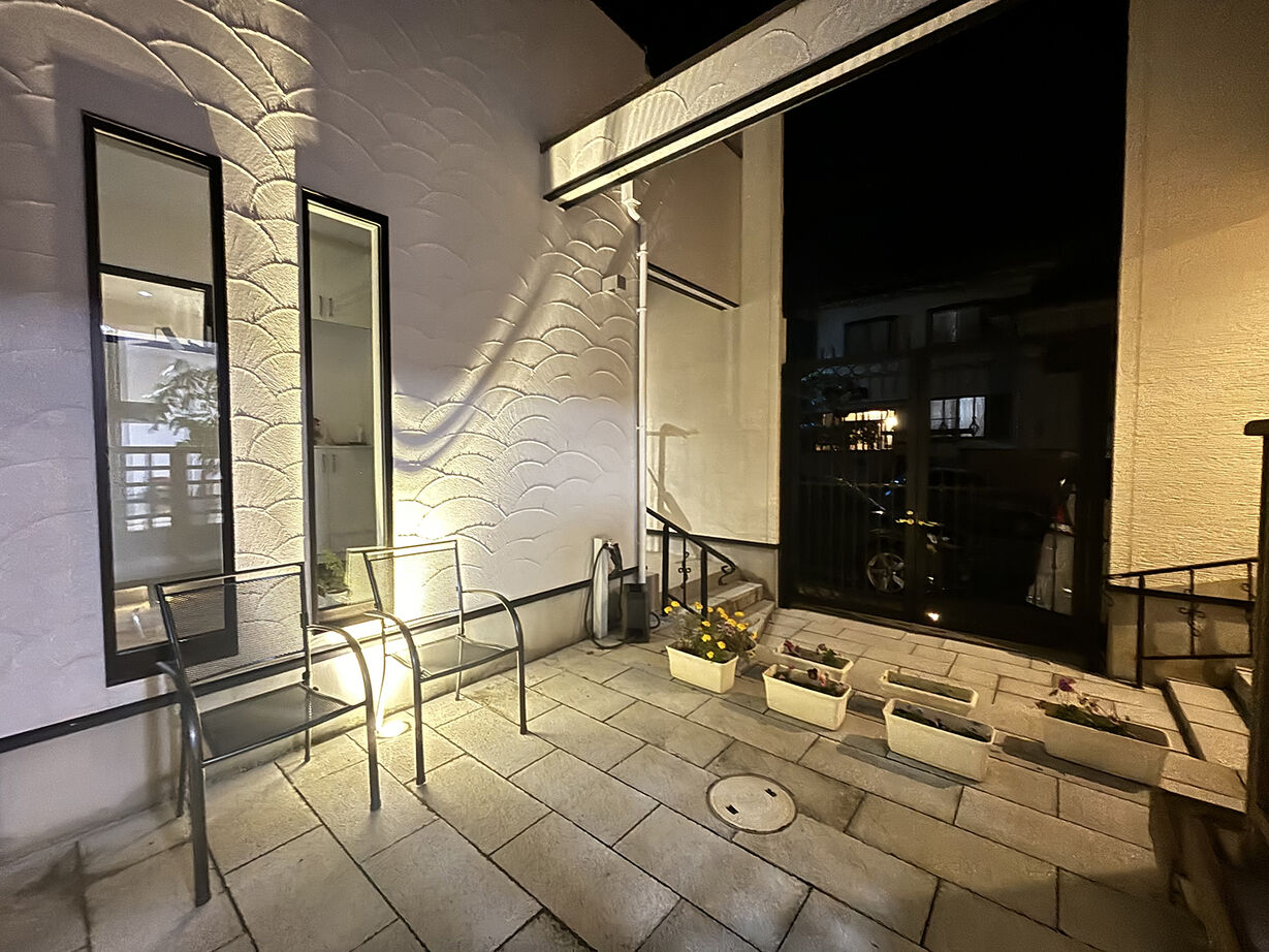 一級建築士事務所 JTM商事 【中庭／ビルトインガレージ／門扉／二世帯住宅】おうち時間充実！中庭のあるリゾート空間を日常への建築実例画像3