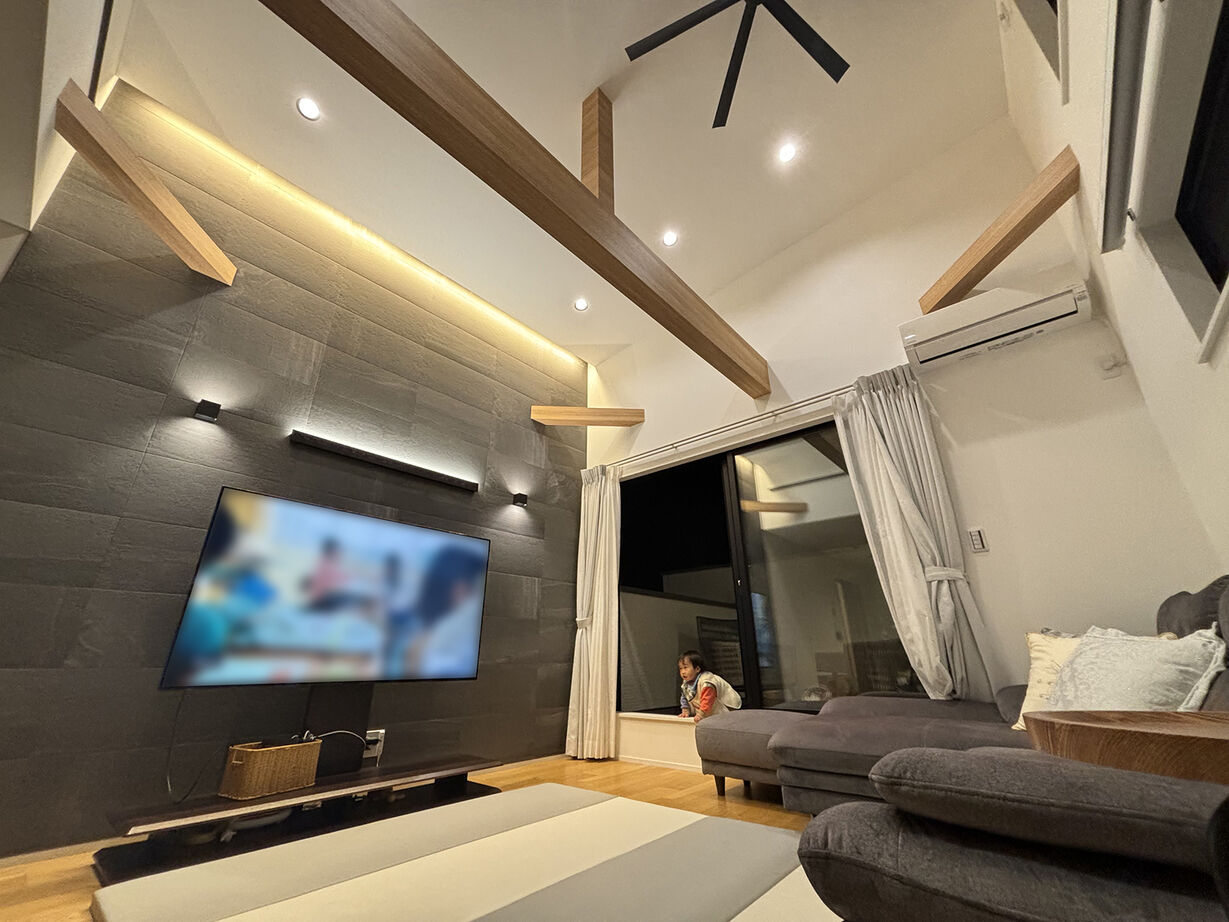 一級建築士事務所 JTM商事 【中庭／ビルトインガレージ／門扉／二世帯住宅】おうち時間充実！中庭のあるリゾート空間を日常への建築実例画像4