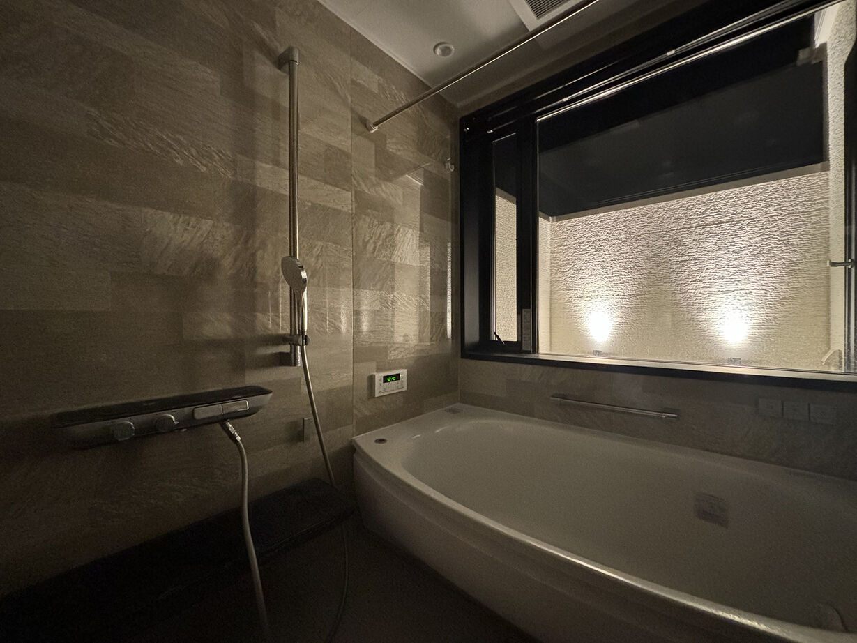 一級建築士事務所 JTM商事 【中庭／ビルトインガレージ／門扉／二世帯住宅】おうち時間充実！中庭のあるリゾート空間を日常への建築実例画像7