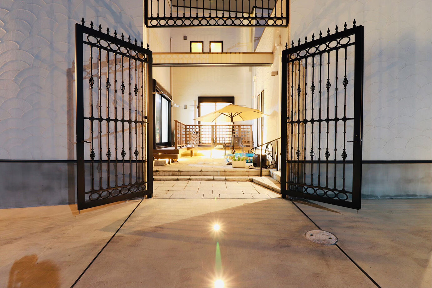 一級建築士事務所 JTM商事 【中庭／ビルトインガレージ／門扉／二世帯住宅】おうち時間充実！中庭のあるリゾート空間を日常への建築実例画像8