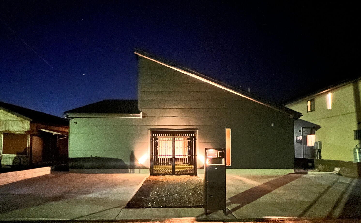 一級建築士事務所 JTM商事 【君津市／中庭／ペット／ドッグラン／平屋】重厚なアイアン門扉の奥に広がる愛犬思いのやさしい平屋の建築実例画像1