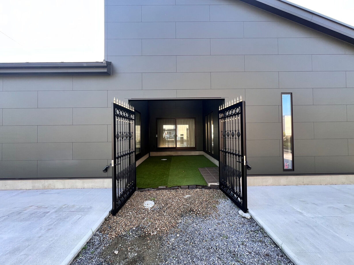 一級建築士事務所 JTM商事 【君津市／中庭／ペット／ドッグラン／平屋】重厚なアイアン門扉の奥に広がる愛犬思いのやさしい平屋の建築実例画像2