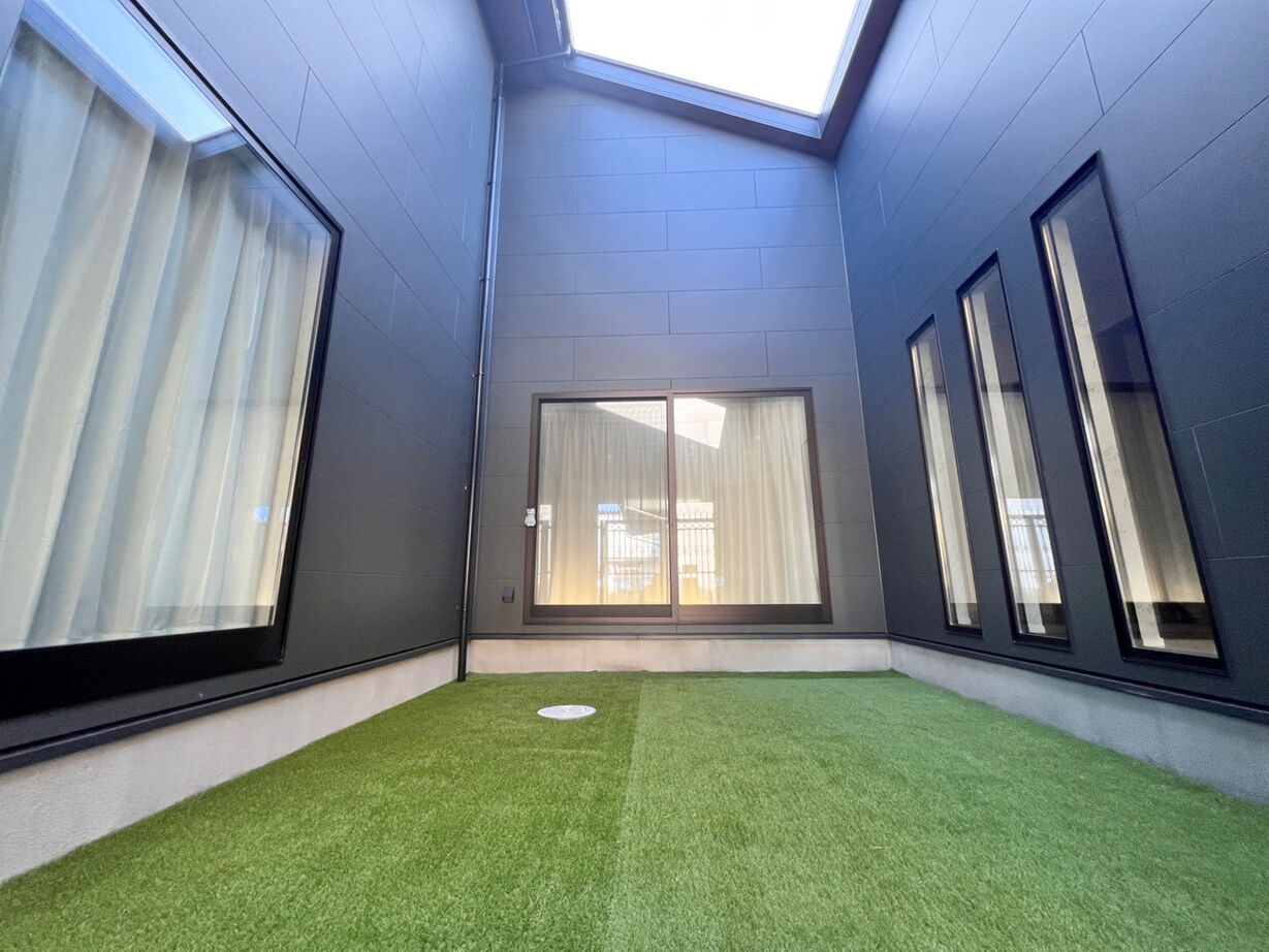 一級建築士事務所 JTM商事 【君津市／中庭／ペット／ドッグラン／平屋】重厚なアイアン門扉の奥に広がる愛犬思いのやさしい平屋の建築実例画像6