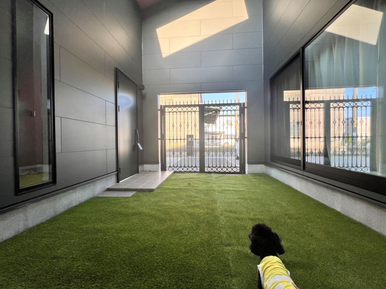 一級建築士事務所 JTM商事 【君津市／中庭／ペット／ドッグラン／平屋】重厚なアイアン門扉の奥に広がる愛犬思いのやさしい平屋の建築実例画像7