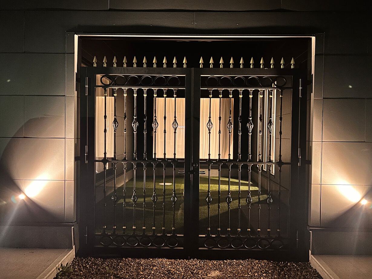 一級建築士事務所 JTM商事 【君津市／中庭／ペット／ドッグラン／平屋】重厚なアイアン門扉の奥に広がる愛犬思いのやさしい平屋の建築実例画像11