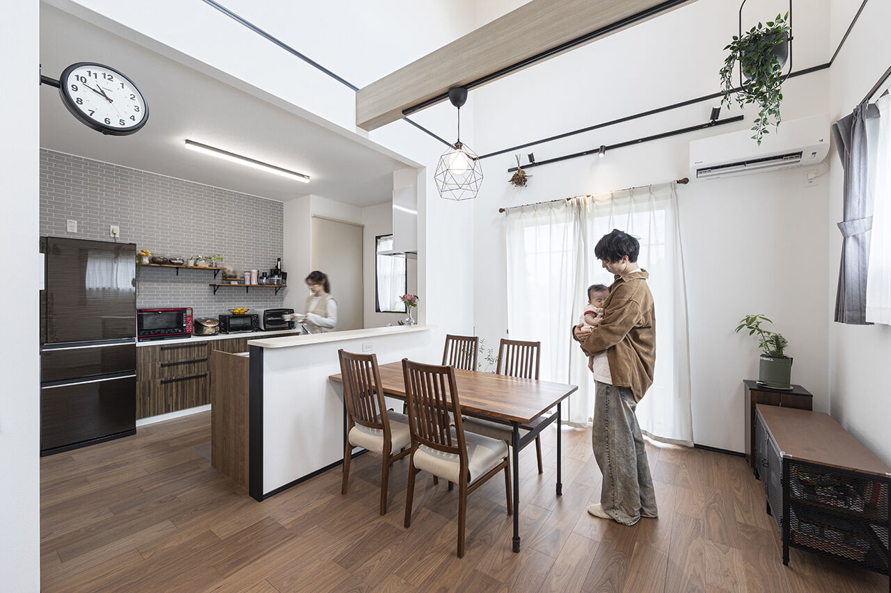 ファンホーム　ツーバイフォー専門 【1800万円台／吹抜／収納充実】20代夫婦が夢を諦めず叶えた、光と笑顔に包まれる家の建築実例画像2