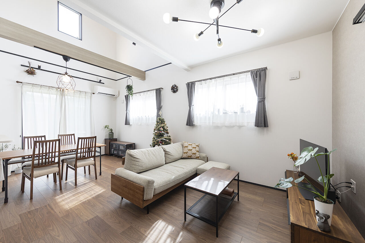 ファンホーム　ツーバイフォー専門 【1800万円台／吹抜／収納充実】20代夫婦が夢を諦めず叶えた、光と笑顔に包まれる家の建築実例画像3