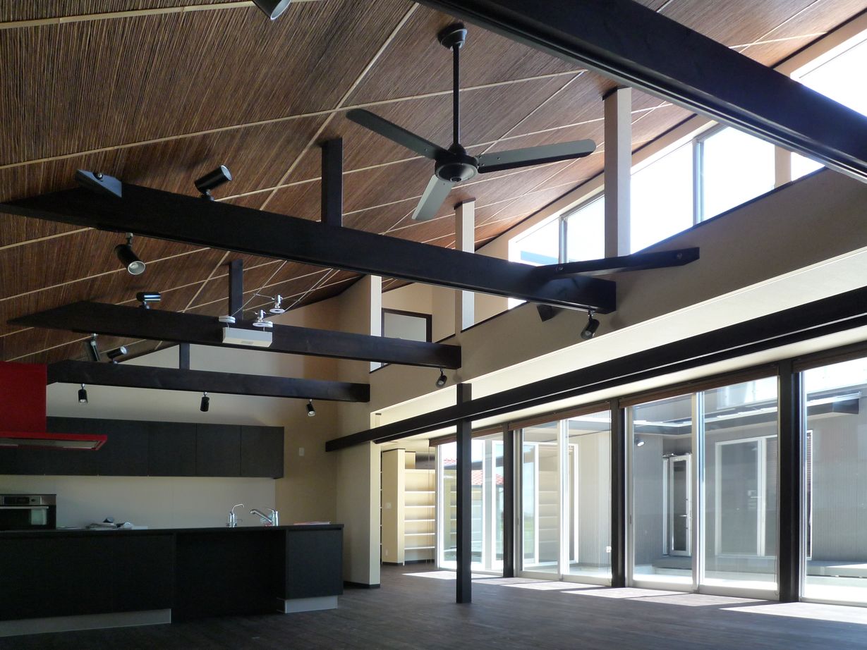 日本ハウスホールディングス ダイナミックな吹き抜けの大空間とリゾートホテル風の中庭を。隠れ家のような趣を演出したモダン和風の家の建築実例画像2