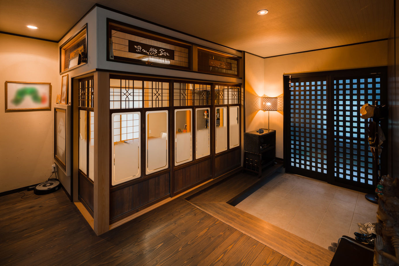 日本ハウスホールディングス ダイナミックな吹き抜けの大空間とリゾートホテル風の中庭を。隠れ家のような趣を演出したモダン和風の家の建築実例画像3