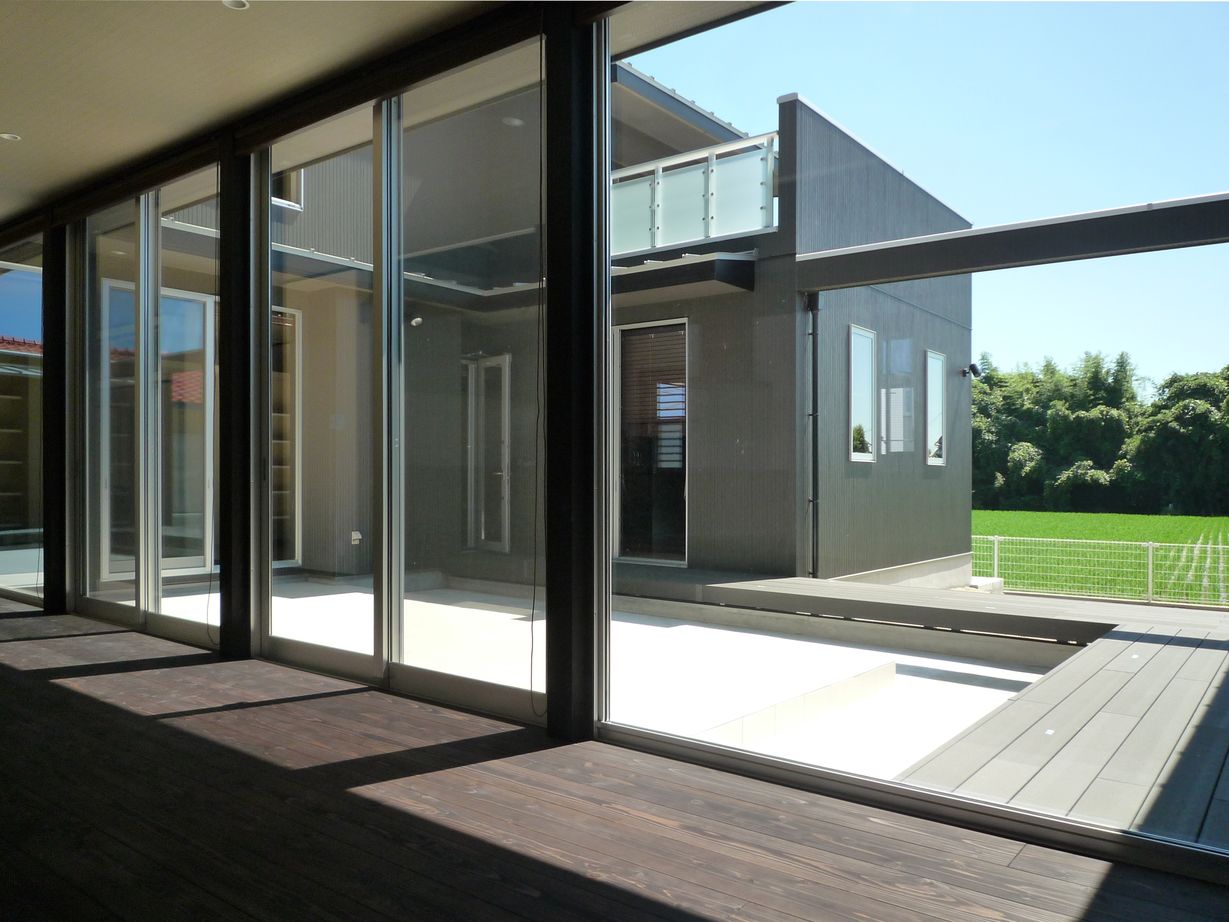 日本ハウスホールディングス ダイナミックな吹き抜けの大空間とリゾートホテル風の中庭を。隠れ家のような趣を演出したモダン和風の家の建築実例画像4