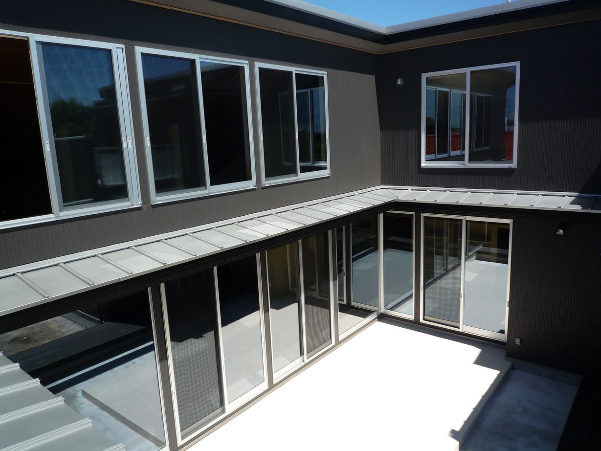 日本ハウスホールディングス ダイナミックな吹き抜けの大空間とリゾートホテル風の中庭を。隠れ家のような趣を演出したモダン和風の家の建築実例画像5