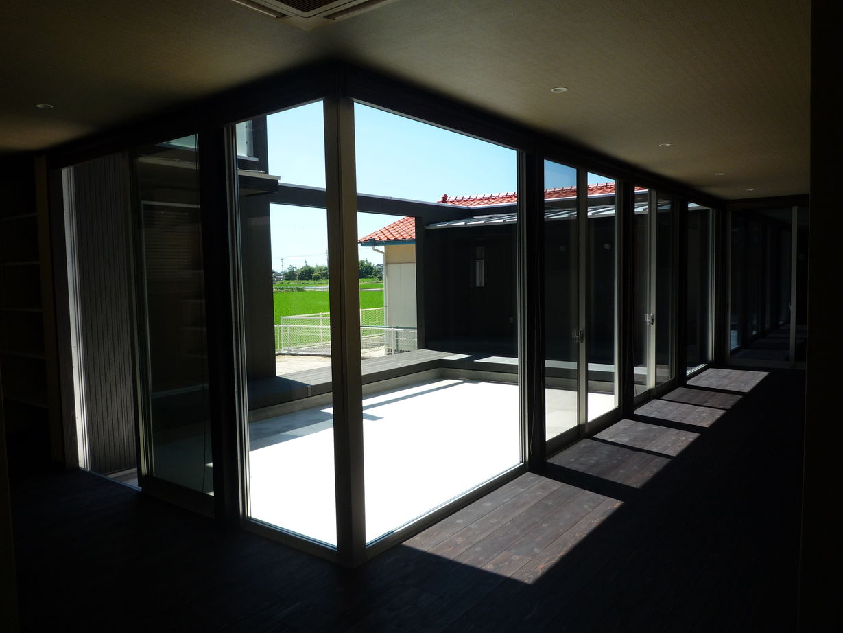 日本ハウスホールディングス ダイナミックな吹き抜けの大空間とリゾートホテル風の中庭を。隠れ家のような趣を演出したモダン和風の家の建築実例画像6