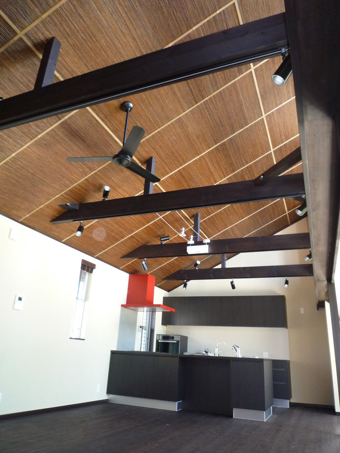 日本ハウスホールディングス ダイナミックな吹き抜けの大空間とリゾートホテル風の中庭を。隠れ家のような趣を演出したモダン和風の家の建築実例画像7