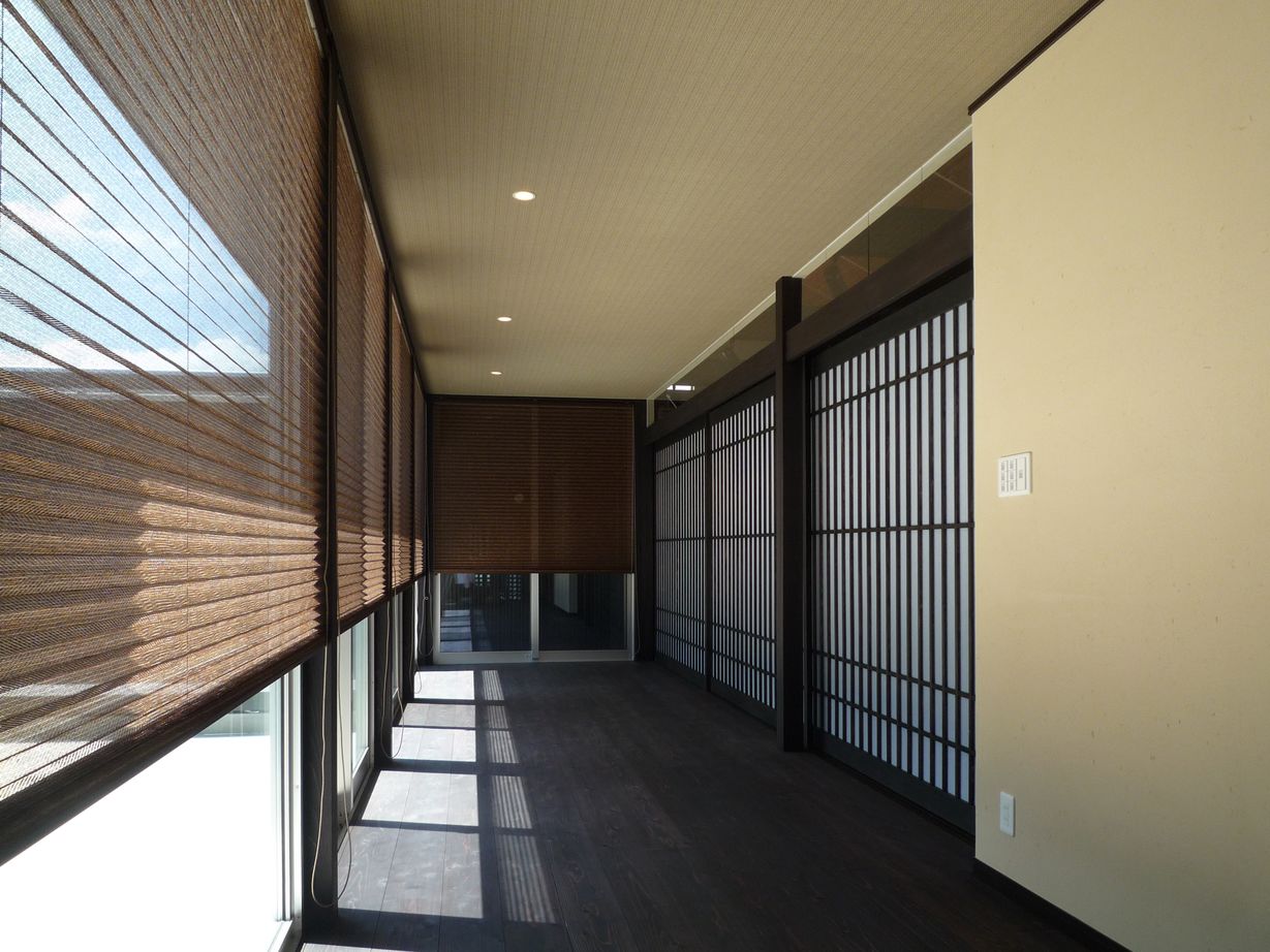 日本ハウスホールディングス ダイナミックな吹き抜けの大空間とリゾートホテル風の中庭を。隠れ家のような趣を演出したモダン和風の家の建築実例画像8