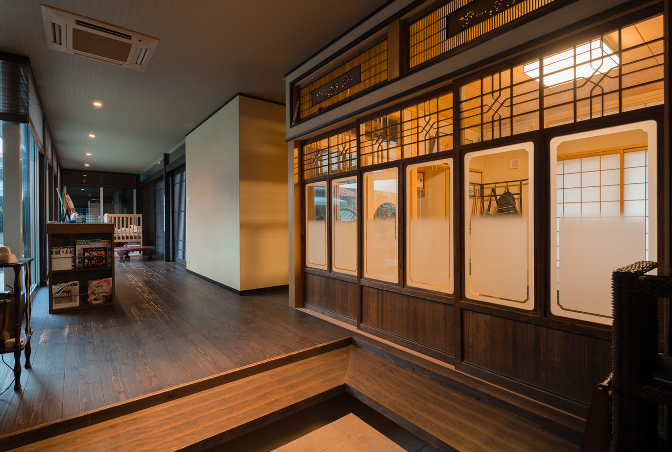 日本ハウスホールディングス ダイナミックな吹き抜けの大空間とリゾートホテル風の中庭を。隠れ家のような趣を演出したモダン和風の家の建築実例画像9
