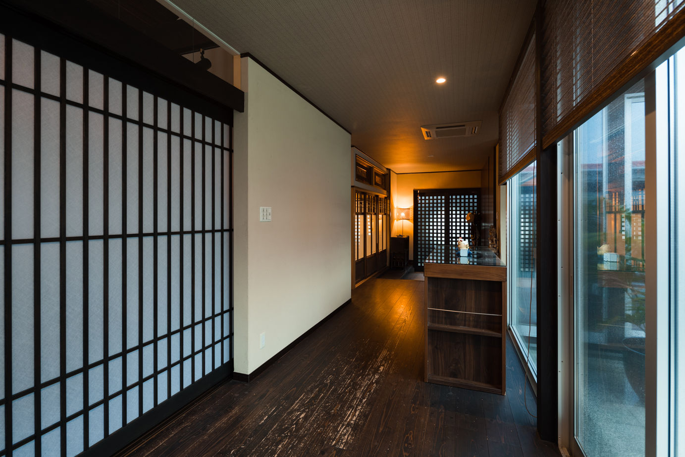 日本ハウスホールディングス ダイナミックな吹き抜けの大空間とリゾートホテル風の中庭を。隠れ家のような趣を演出したモダン和風の家の建築実例画像10