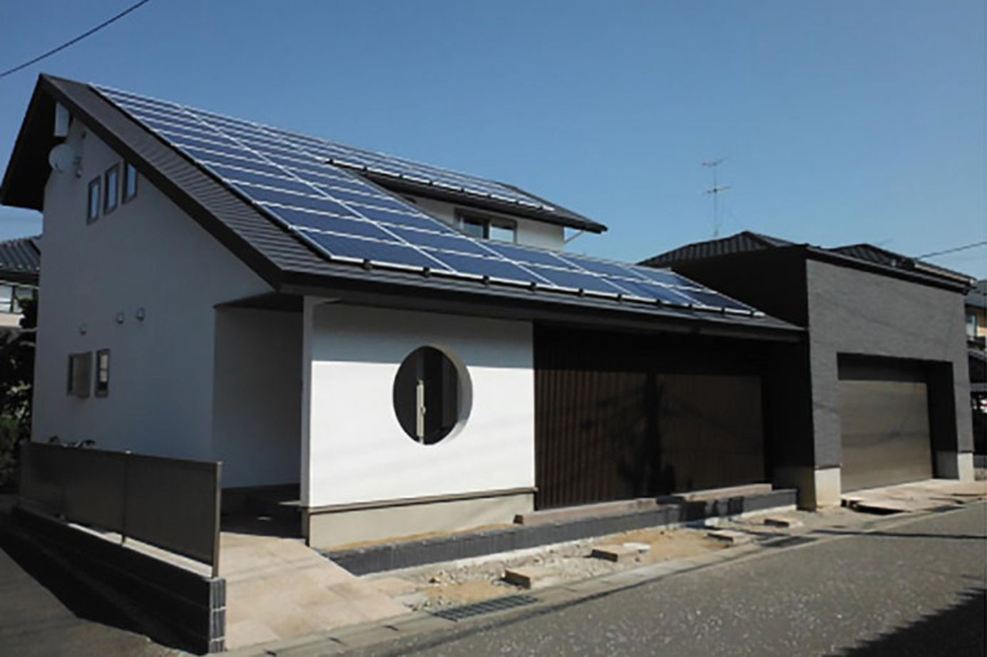 日本ハウスホールディングス 【ガレージ／間取図有】堂々とした平屋を思わせる佇まい。外に閉じて内に開く設計で休日は趣味を満喫！の建築実例画像2