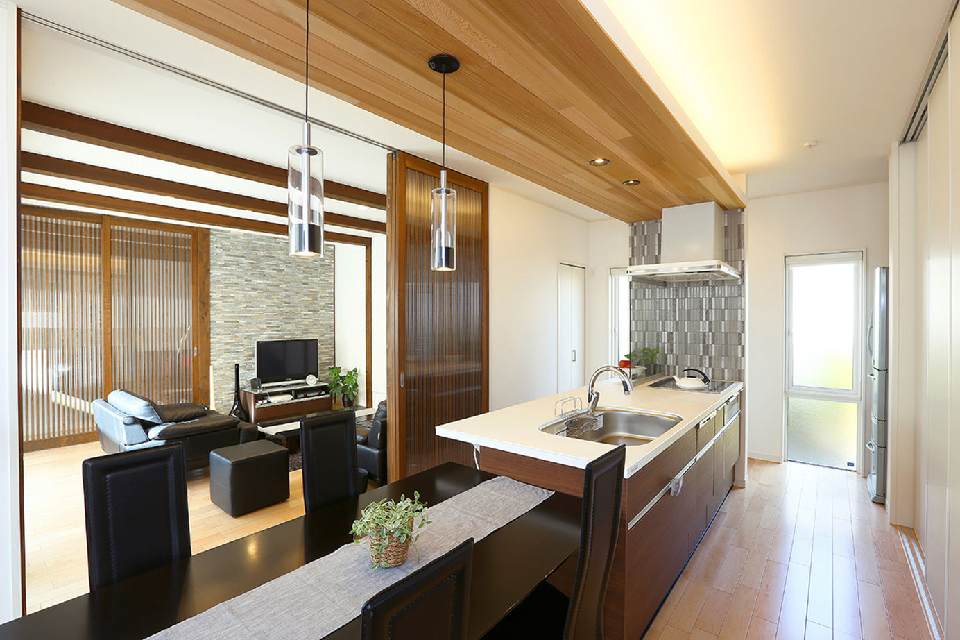 日本ハウスホールディングス 【ガレージ／間取図有】堂々とした平屋を思わせる佇まい。外に閉じて内に開く設計で休日は趣味を満喫！の建築実例画像3