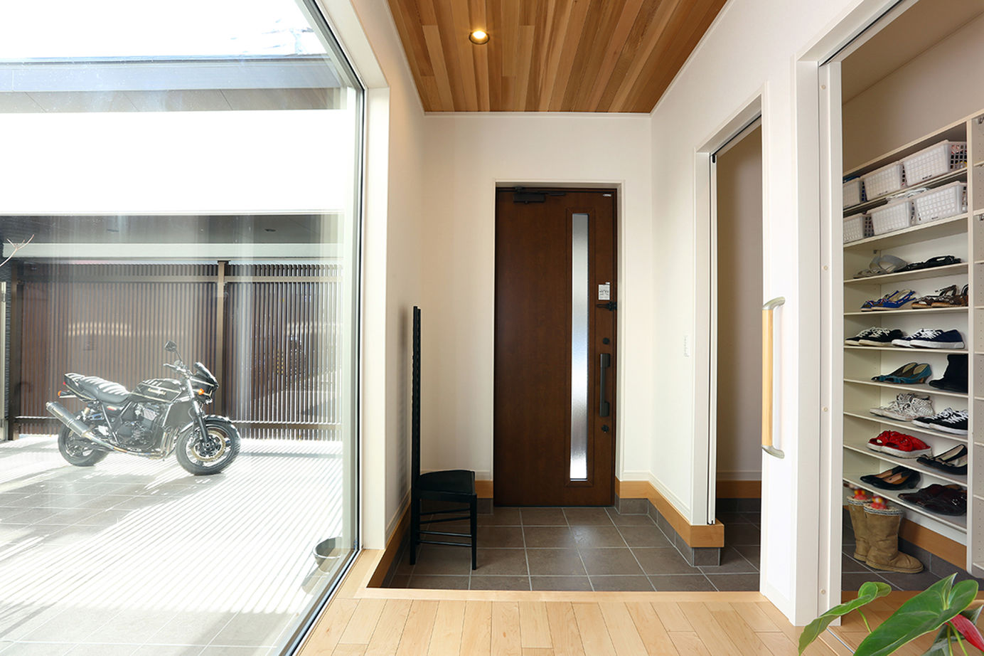 日本ハウスホールディングス 【ガレージ／間取図有】堂々とした平屋を思わせる佇まい。外に閉じて内に開く設計で休日は趣味を満喫！の建築実例画像7