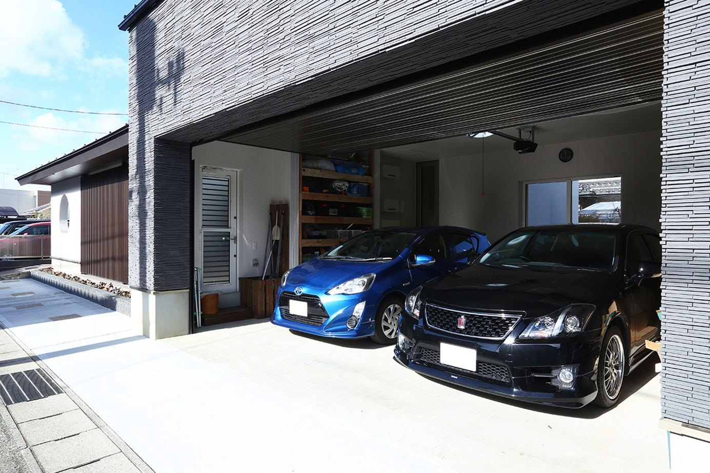 日本ハウスホールディングス 【ガレージ／間取図有】堂々とした平屋を思わせる佇まい。外に閉じて内に開く設計で休日は趣味を満喫！の建築実例画像8