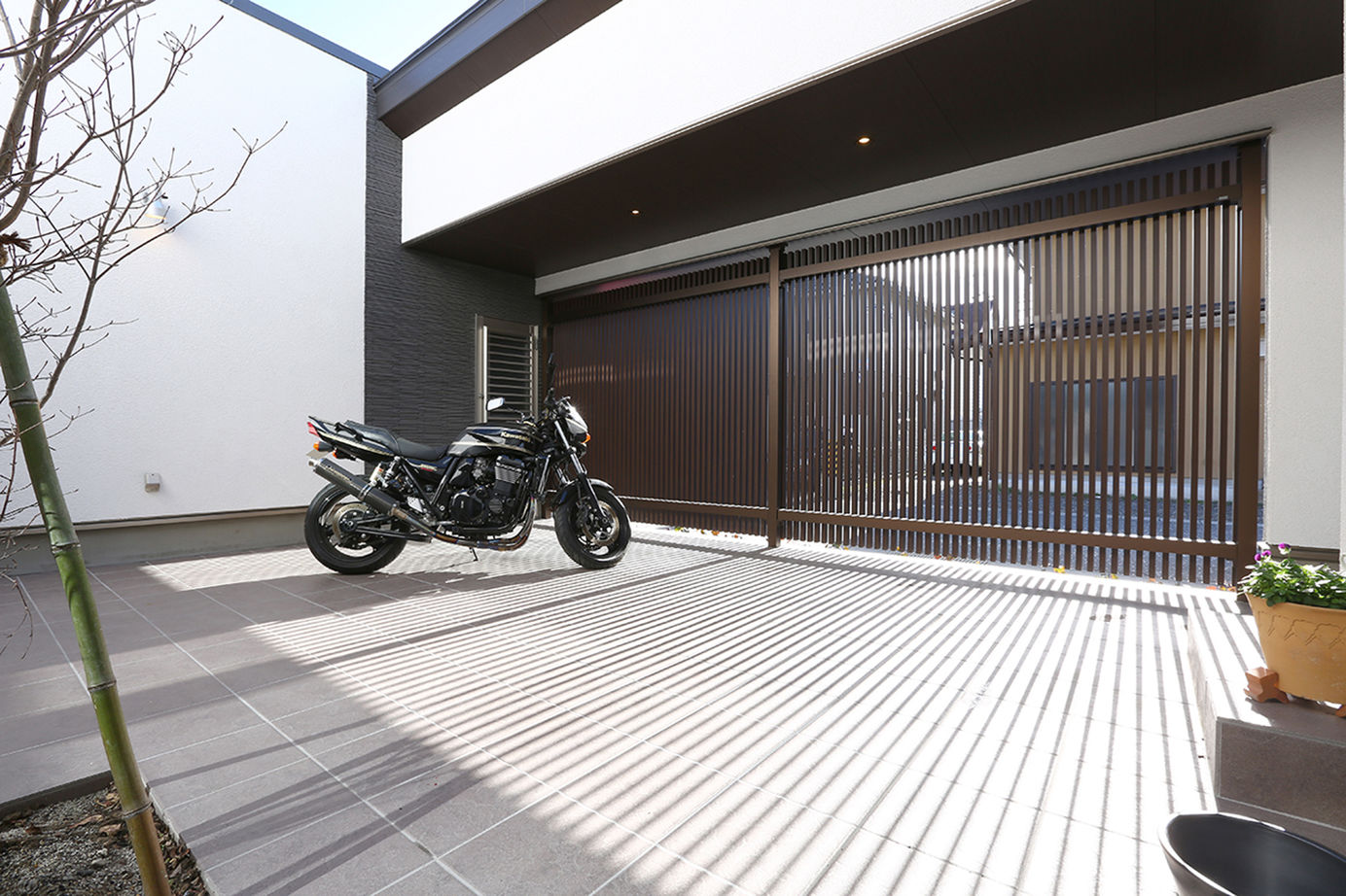 日本ハウスホールディングス 【ガレージ／間取図有】堂々とした平屋を思わせる佇まい。外に閉じて内に開く設計で休日は趣味を満喫！の建築実例画像9