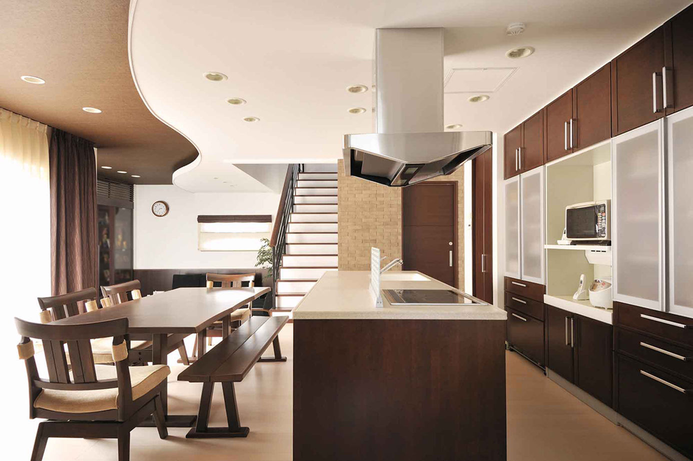 日本ハウスホールディングス 【ウッドデッキ／間取図有】周囲を気にせず、ゆったり楽しめるプライベート感溢れる中庭のある家の建築実例画像2