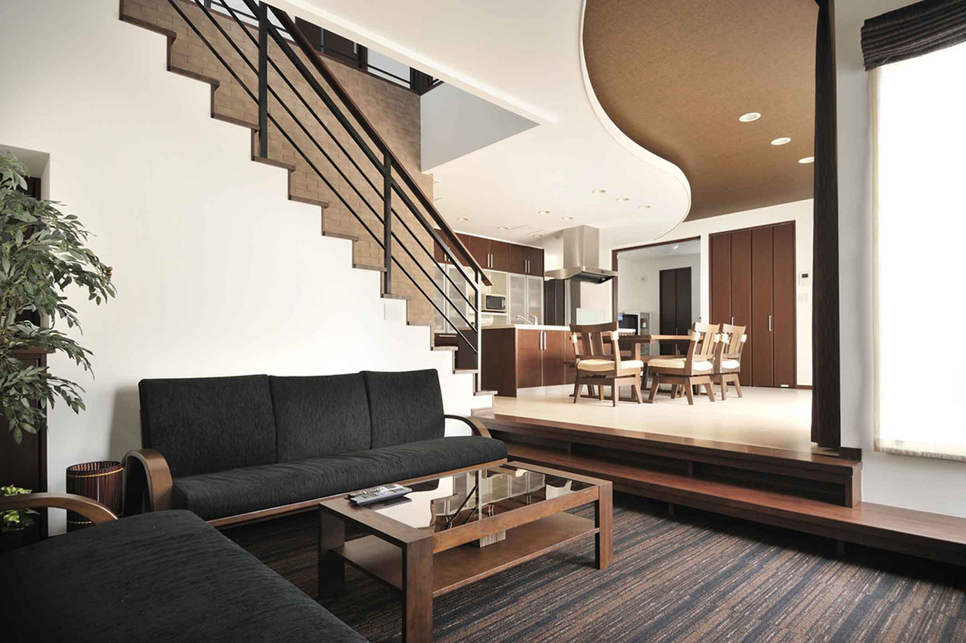 日本ハウスホールディングス 【ウッドデッキ／間取図有】周囲を気にせず、ゆったり楽しめるプライベート感溢れる中庭のある家の建築実例画像3