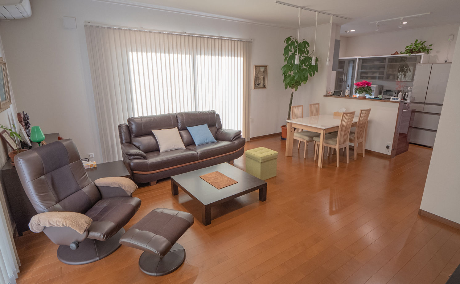 日本ハウスホールディングス こだわりガレージのモダン邸宅の建築実例画像3